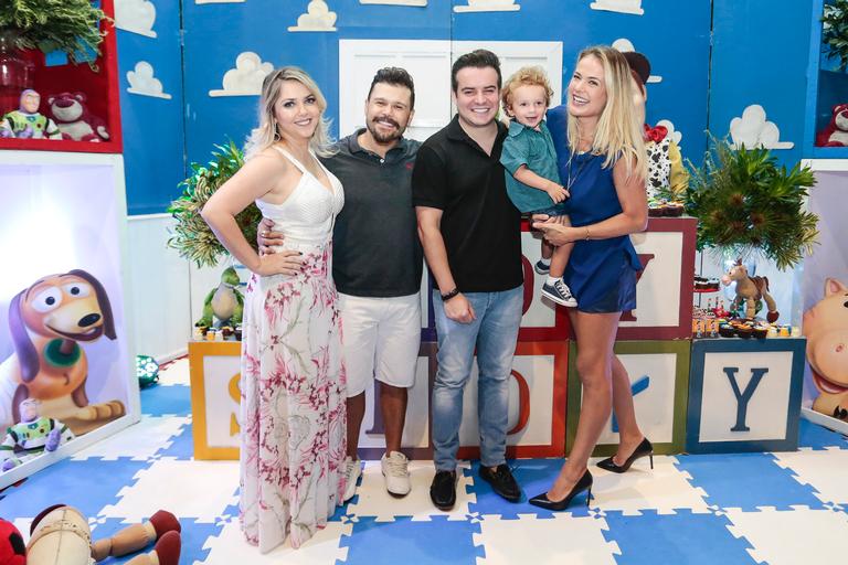 Cantor Marcos, da dupla com Belutti, reúne os amigos no aniversário do filho caçula, Léo