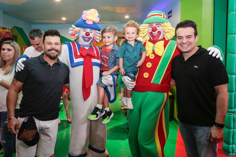 Cantor Marcos, da dupla com Belutti, reúne os amigos no aniversário do filho caçula, Léo