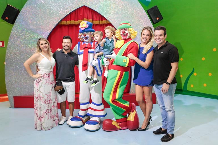 Cantor Marcos, da dupla com Belutti, reúne os amigos no aniversário do filho caçula, Léo