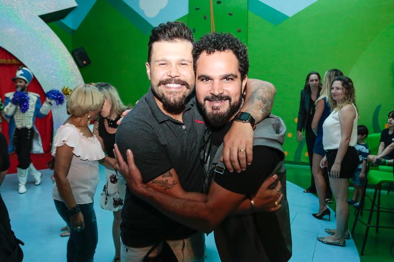 Cantor Marcos, da dupla com Belutti, reúne os amigos no aniversário do filho caçula, Léo