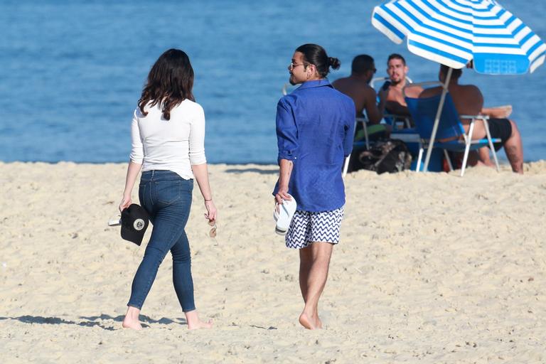 No Rio, Lana Del Rey curte praia com look inusitado