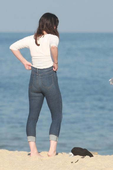 No Rio, Lana Del Rey curte praia com look inusitado