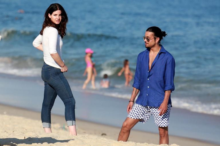 No Rio, Lana Del Rey curte praia com look inusitado