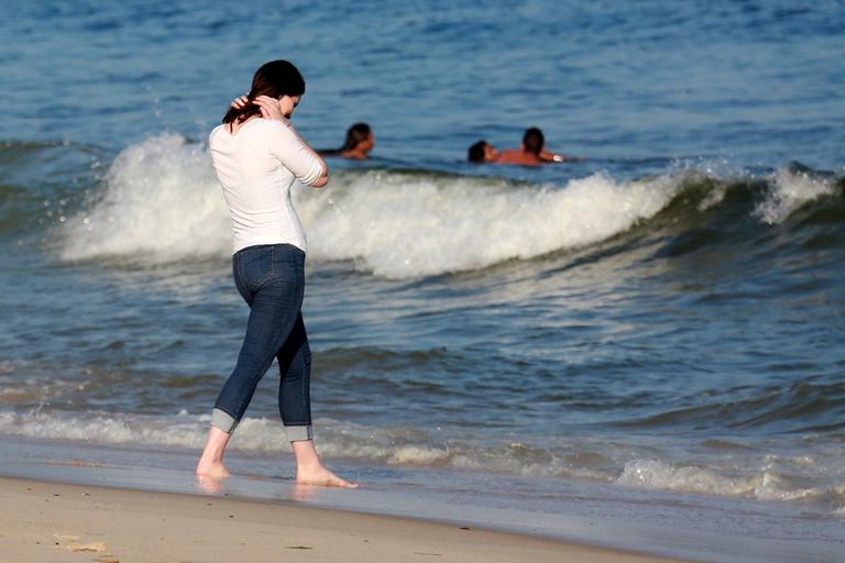 No Rio, Lana Del Rey curte praia com look inusitado