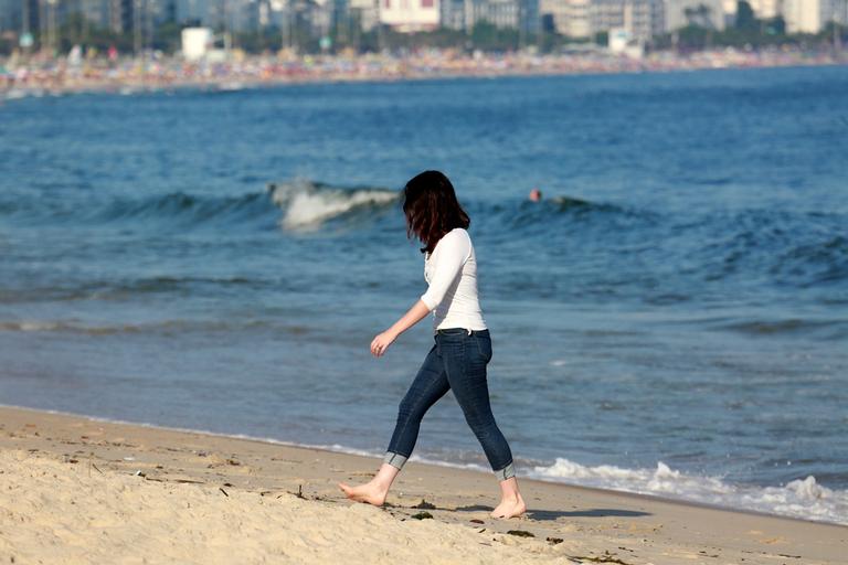 No Rio, Lana Del Rey curte praia com look inusitado