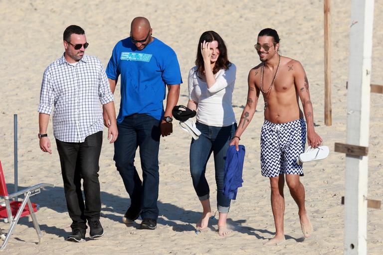 No Rio, Lana Del Rey curte praia com look inusitado