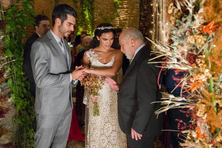 O casamento de Xodó (Anderson Tomazini) e Cleo (Giovana Cordeiro) na novela O Outro Lado do Paraíso