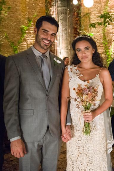 O casamento de Xodó (Anderson Tomazini) e Cleo (Giovana Cordeiro) na novela O Outro Lado do Paraíso