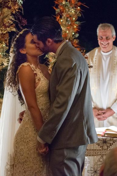 O casamento de Xodó (Anderson Tomazini) e Cleo (Giovana Cordeiro) na novela O Outro Lado do Paraíso