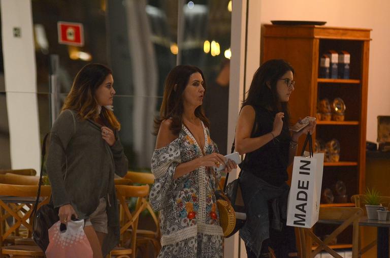 Fatima Bernardes passeia com as filhas em shopping 