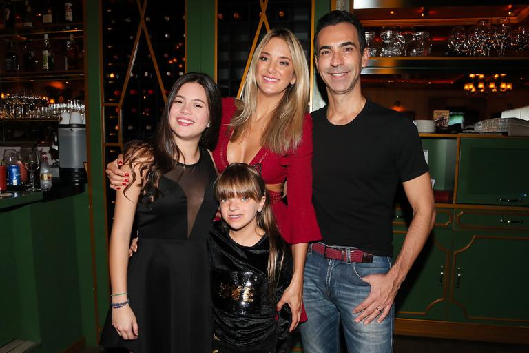 Ticiane Pinheiro leva a família em aniversário da sobrinha