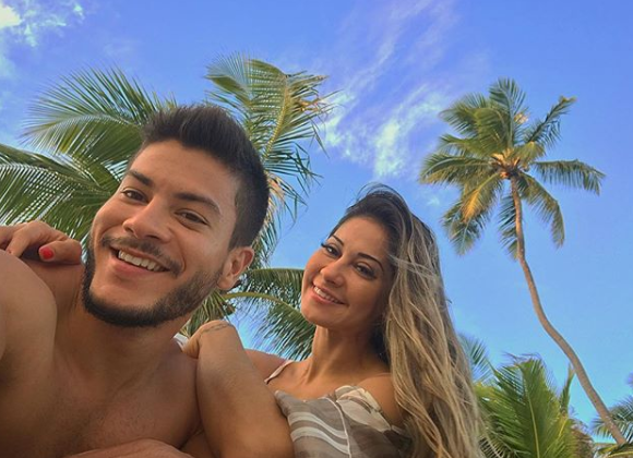 Arthur Aguiar e a esposa, Mayra Cardi