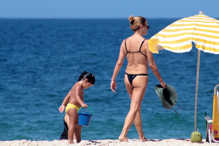 Carolina Ferraz e a filha caçula, Anna Izabel