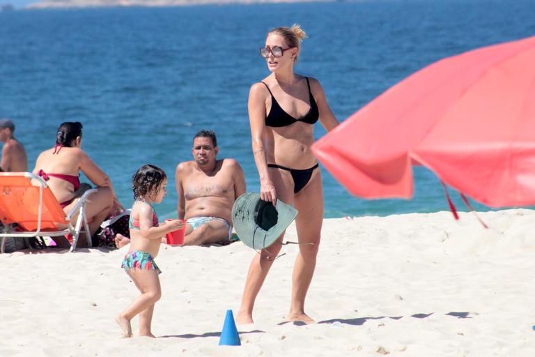 Carolina Ferraz e a filha caçula, Anna Izabel