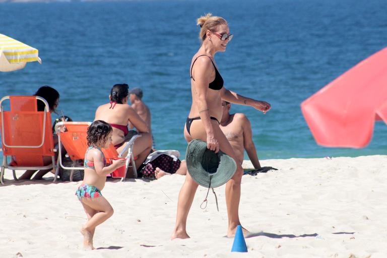 Carolina Ferraz e a filha caçula, Anna Izabel