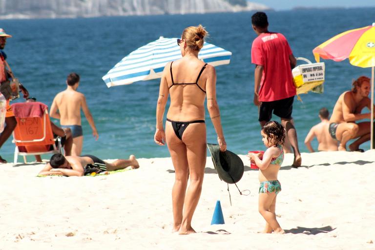 Carolina Ferraz e a filha caçula, Anna Izabel