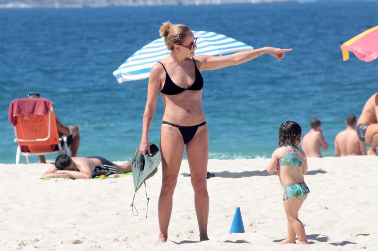 Carolina Ferraz e a filha caçula, Anna Izabel