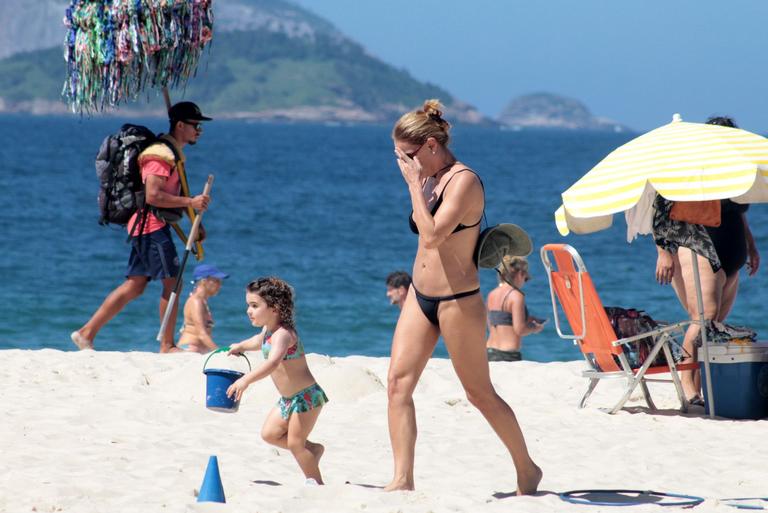 Carolina Ferraz e a filha caçula, Anna Izabel