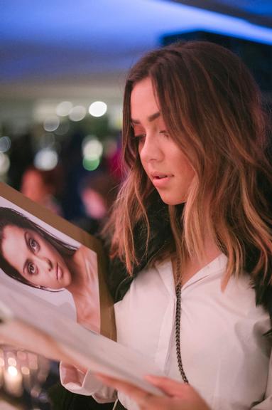 Polliana Aleixo festeja reencontro com o produtor Chrys Kishida ao ser convidada para participar do livro 'Enfim Vestida de Mim', de Cris Bemvenutti  