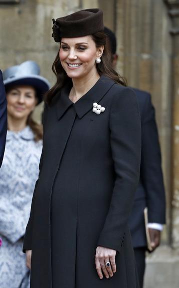 Kate Middleton e príncipe William acompanham a rainha Elizabeth II na missa de Páscoa da família real britânica