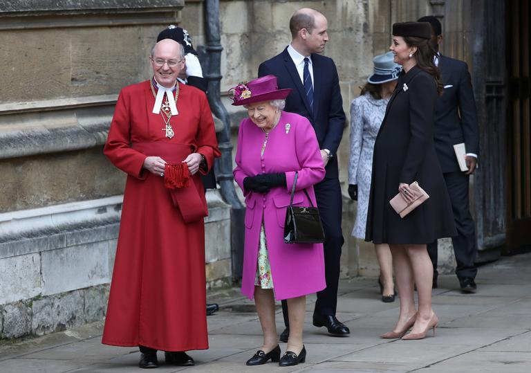 Kate Middleton e príncipe William acompanham a rainha Elizabeth II na missa de Páscoa da família real britânica