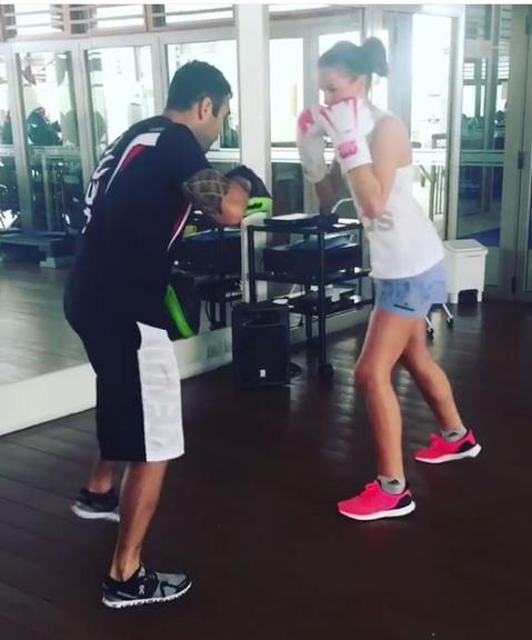 Bruna Marquezine durante treino com Chico Salgado