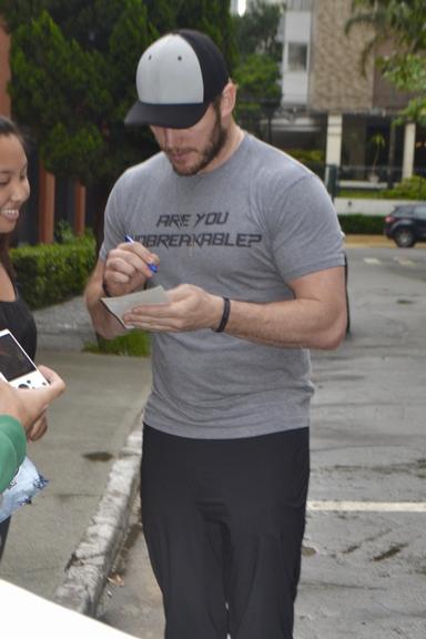 Chris Pratt distribui autógrafos na porta de seu hotel em São Paulo