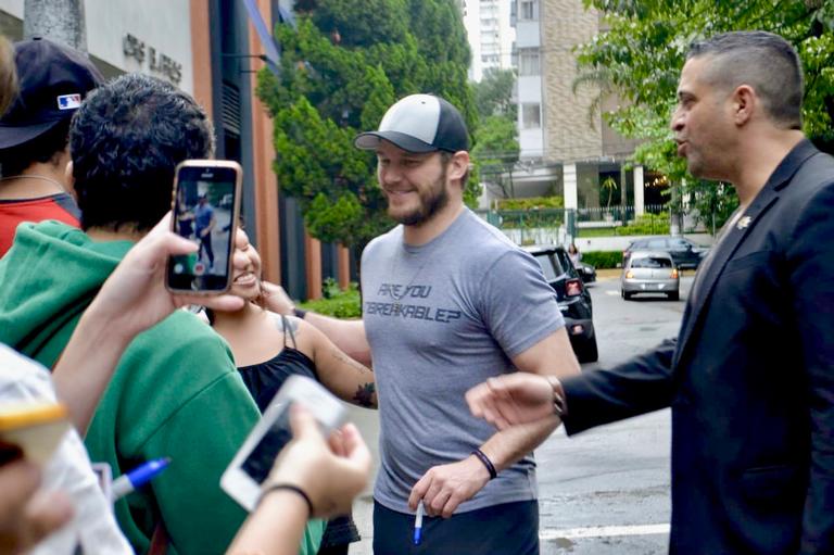 Chris Pratt distribui autógrafos na porta de seu hotel em São Paulo