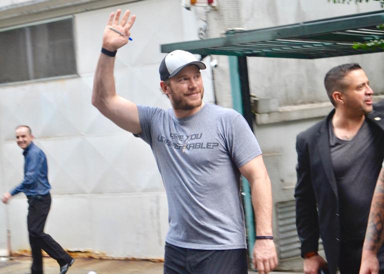 Chris Pratt distribui autógrafos na porta de seu hotel em São Paulo