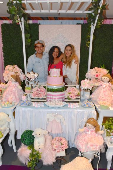 Roberta Almeida recebe os irmãos, Rafael Almeida e Tania Mara, em chá de bebê