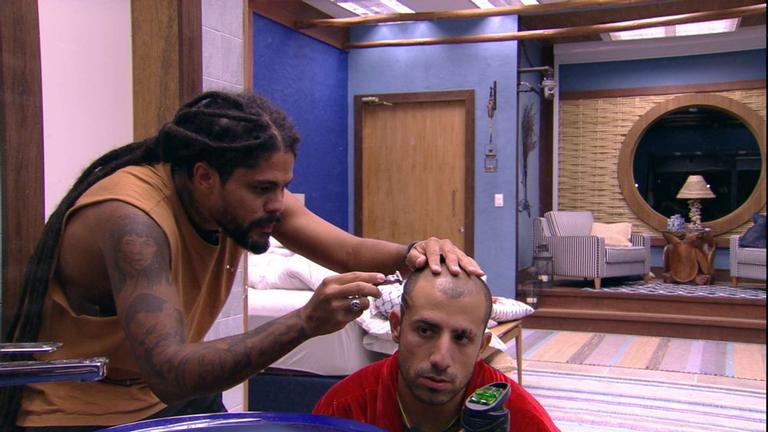 Kaysar muda o cabelo novamente 