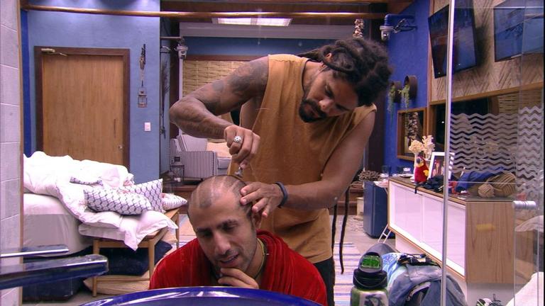 Kaysar muda o cabelo novamente 