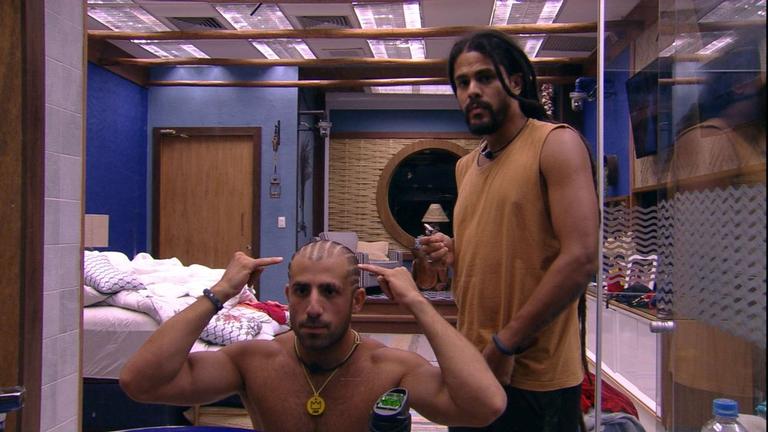 Kaysar muda o cabelo novamente 