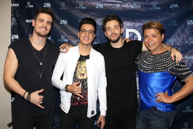 Edu Chociay recebe David Brazil, Breno e Jefferson Moraes em camarim de show