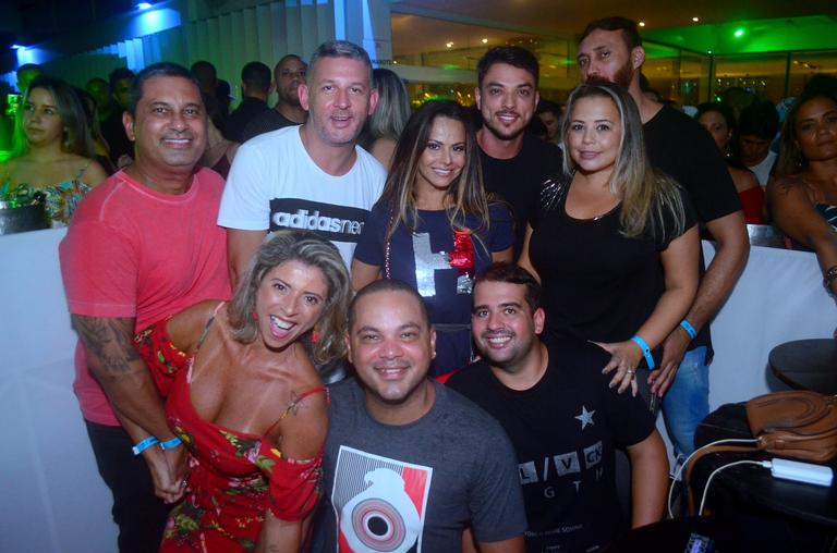 Viviane Araújo curte show ao lado do novo namorado