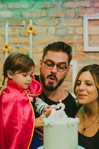 Rubia Baricelli faz festa com tema de Frozen para celebrar os 2 anos da filha, Helena