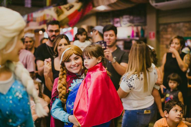 Rubia Baricelli faz festa com tema de Frozen para celebrar os 2 anos da filha, Helena