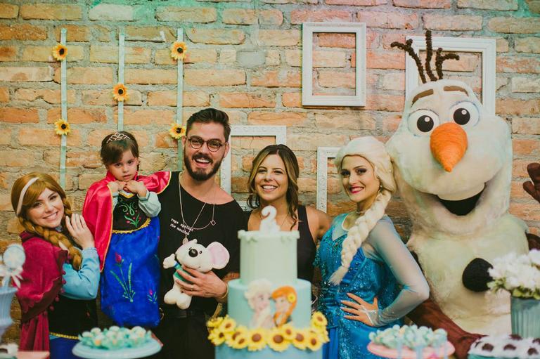 Rubia Baricelli faz festa com tema de Frozen para celebrar os 2 anos da filha, Helena