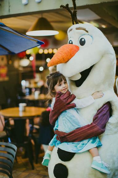 Rubia Baricelli faz festa com tema de Frozen para celebrar os 2 anos da filha, Helena