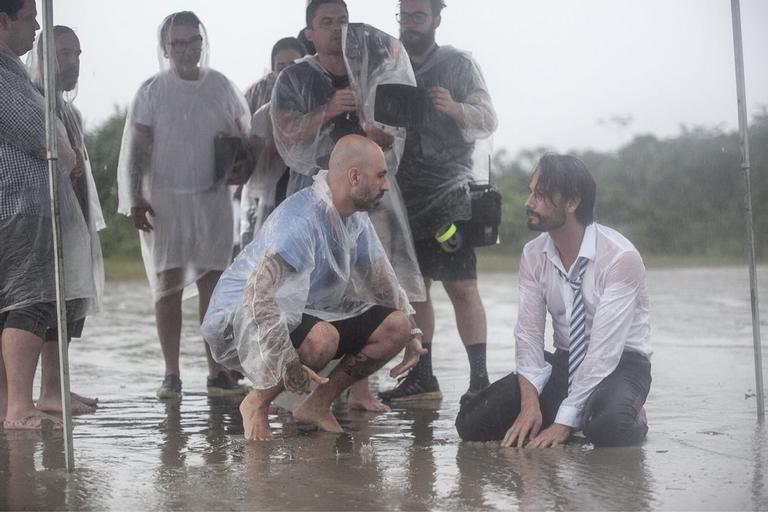 Na chuva, Rodrigo Santoro grava clipe de DJ Alok