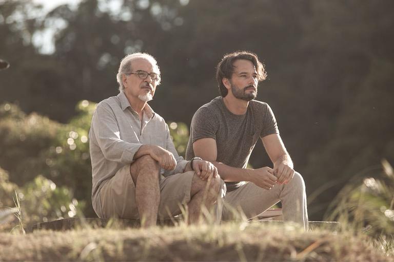 Na chuva, Rodrigo Santoro grava clipe de DJ Alok