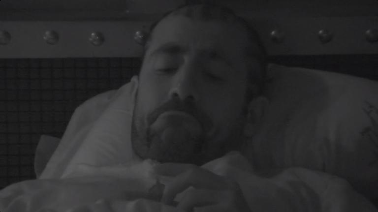 Kaysar chora ao ver foto da família no BBB18