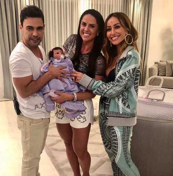 Graciele Lacerda apresenta sua 'filha' com Zezé Di Camargo