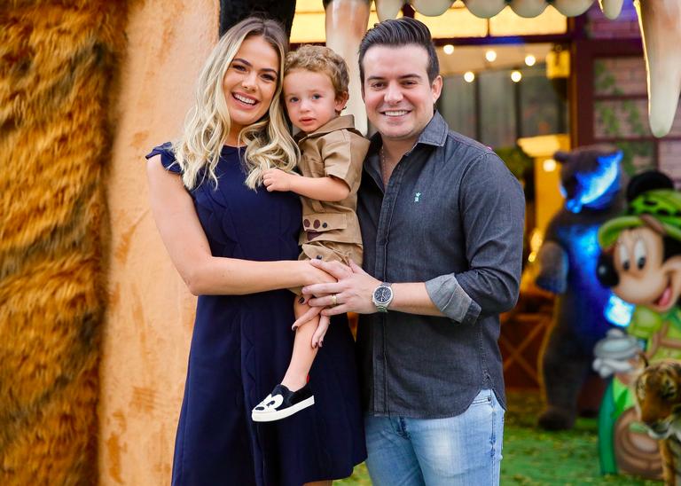 Thais Pacholek e Belutti festejam os 2 anos do filho, Luis Miguel