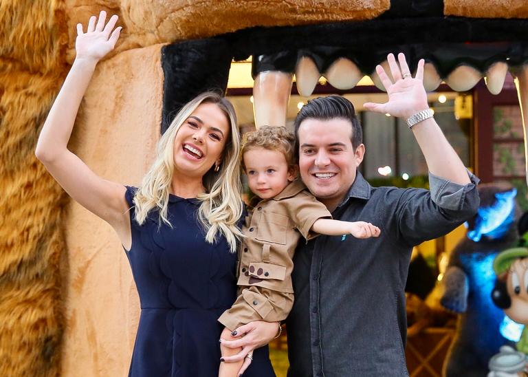 Thais Pacholek e Belutti festejam os 2 anos do filho, Luis Miguel