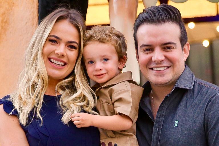 Thais Pacholek e Belutti festejam os 2 anos do filho, Luis Miguel