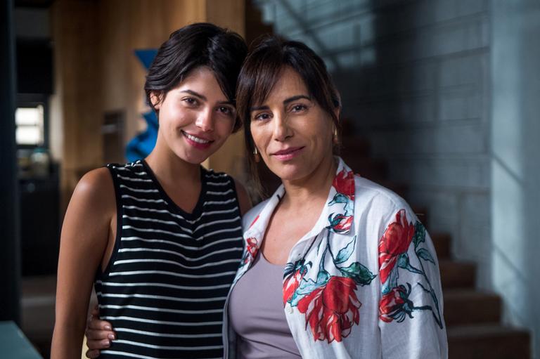 Adriana (Julia Dalavia) e Beth (Gloria Pires)