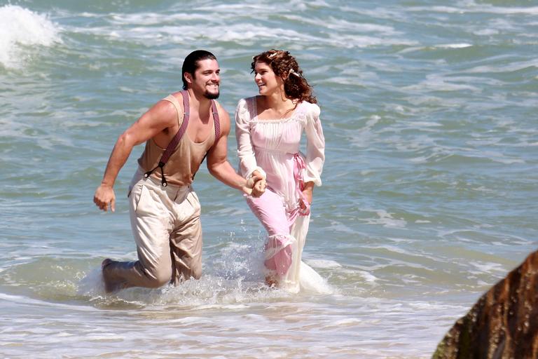 Isabella Santoni grava cenas em clima de romance com Bruno Gissoni para a novela Orgulho e Paixão