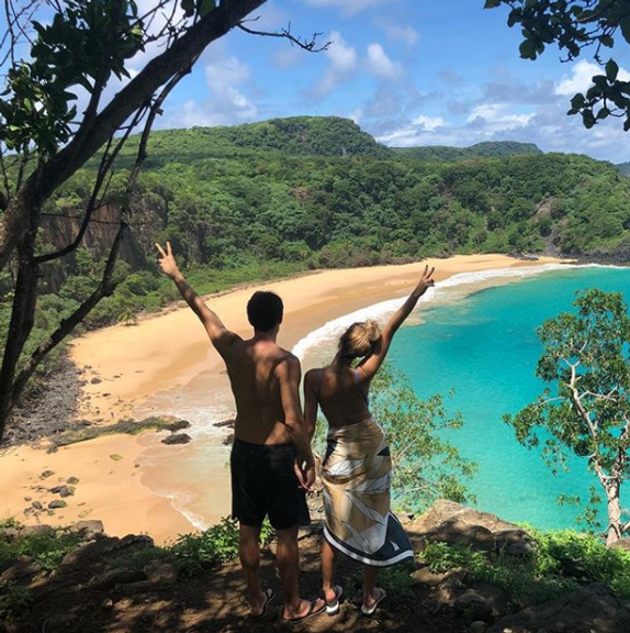 Kaká e Carol Dias curtem dias românticos em Fernando de Noronha