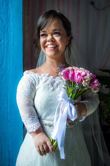 A cena do casamento de Estela (Juliana Caldas) e Amaro (Pedro Carvalho)